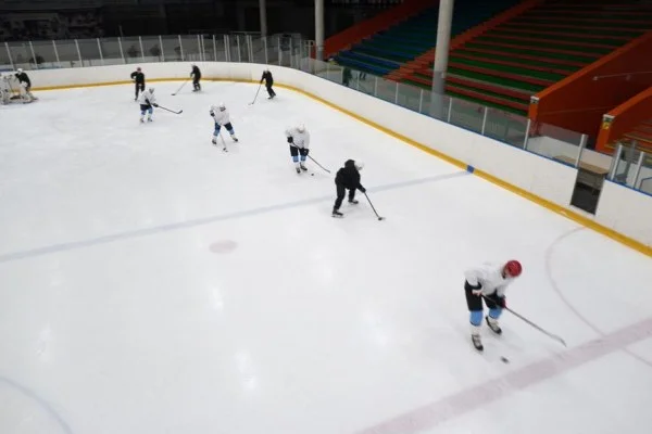 NHL训练营游骑兵前锋帕纳林交易流言升温背后的薪资压力与阵容抉择